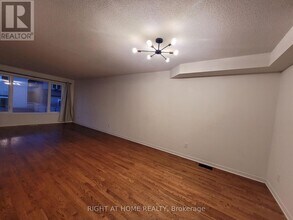 204 Rolling Meadow Crescent in Ottawa, ON - Building Photo - Building Photo