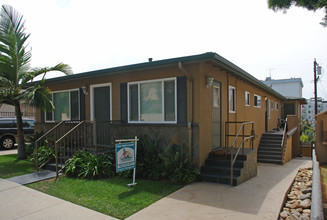 115 S Horne St in Oceanside, CA - Foto de edificio - Building Photo