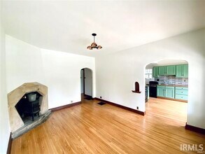 923 E Hunter Ave in Bloomington, IN - Foto de edificio - Building Photo