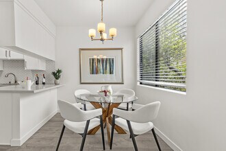 8110 Manitoba St, Unit 106 in Playa Del Rey, CA - Building Photo - Building Photo