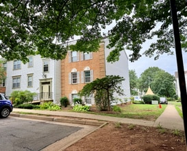 7753 New Providence Dr in Falls Church, VA - Foto de edificio - Building Photo