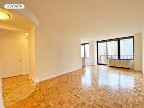 150 E 57th St in New York, NY - Foto de edificio - Building Photo