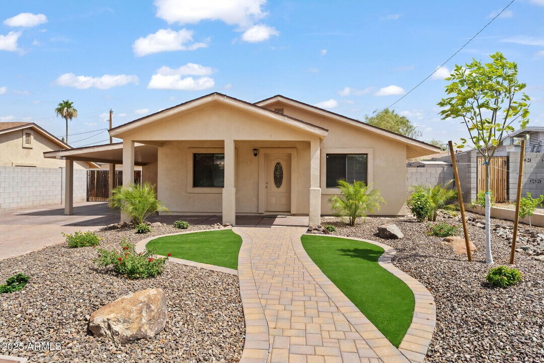 744 E Meadow Ln in Phoenix, AZ - Building Photo