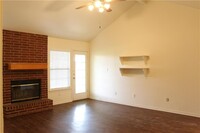 2404 Cherrylawn Dr in Taylor, TX - Foto de edificio - Building Photo