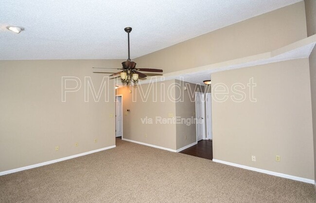 8177 Amarillo Dr in Indianapolis, IN - Foto de edificio - Building Photo