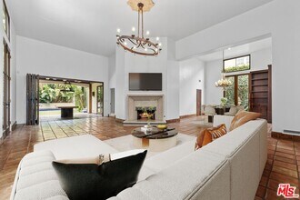 1017 S Gretna Green Way in Los Angeles, CA - Building Photo - Building Photo