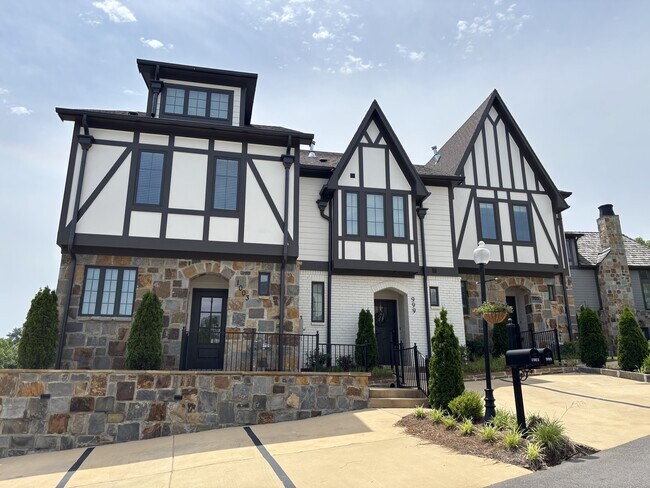 1003 Lennox Blvd