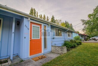 2010 Cascade Pl W in University Place, WA - Foto de edificio - Building Photo