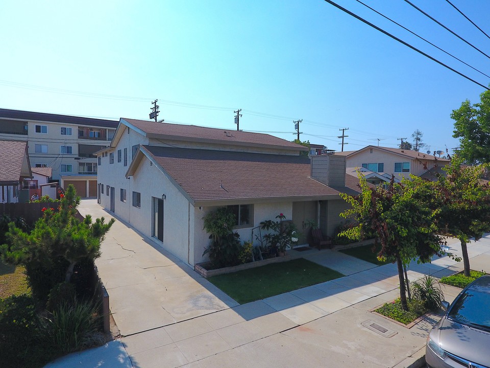 437 Newport Ave in Long Beach, CA - Building Photo