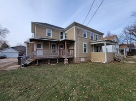 226 Center St in Neenah, WI - Building Photo