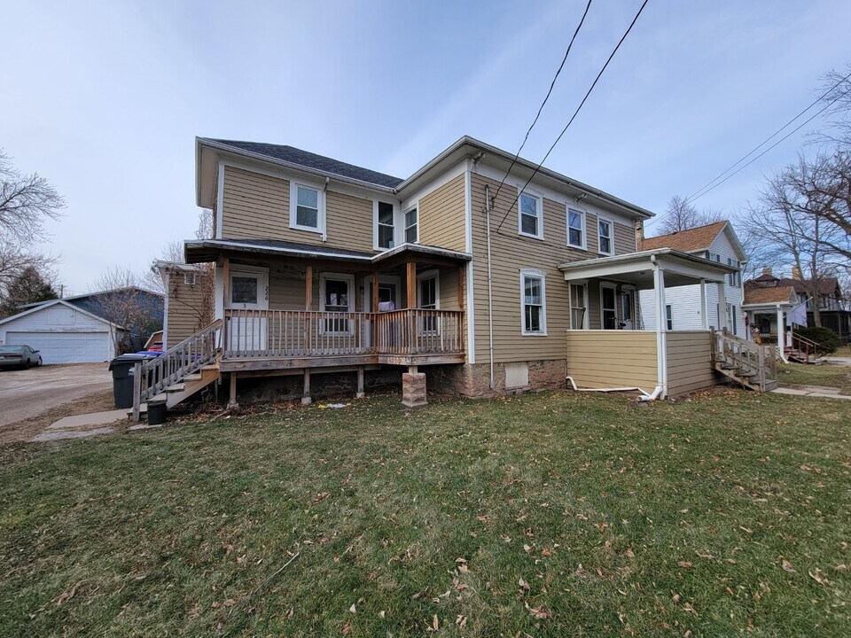 226 Center St-Unit -UNIT4 in Neenah, WI - Building Photo