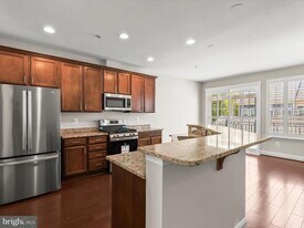 5803 Lois Ln in Ellicott City, MD - Building Photo