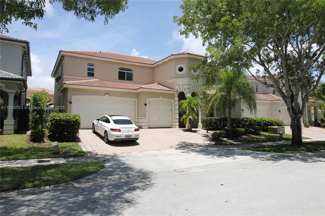 20732 SW 87th Ct in Cutler Bay, FL - Building Photo