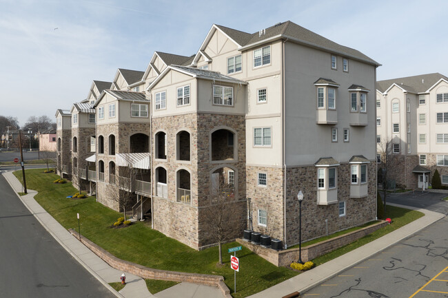 Parkview Drive Condominiums in Spring Valley, NY - Building Photo - Building Photo