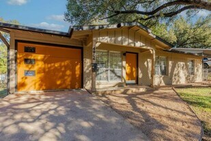 4904 Enchanted Ln in Austin, TX - Building Photo