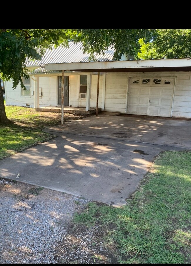 property at 306 W Poe St