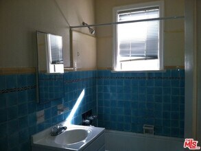 630 S Kenmore Ave in Los Angeles, CA - Foto de edificio - Building Photo