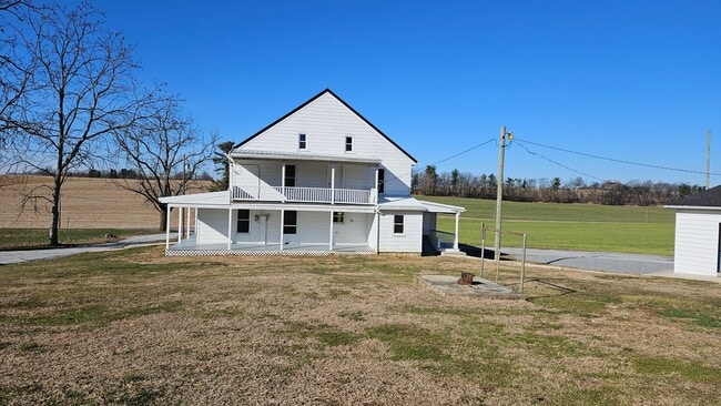 13907 Newcomer Rd in Hagerstown, MD - Building Photo - Building Photo