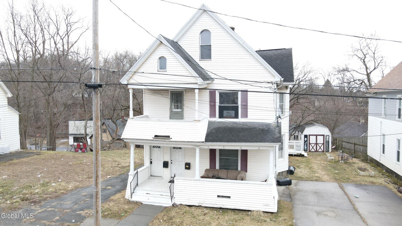 49 Elizabeth St in Amsterdam, NY - Building Photo