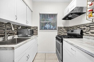 7625 Harding Ave, Unit 1 in Miami Beach, FL - Building Photo - Building Photo