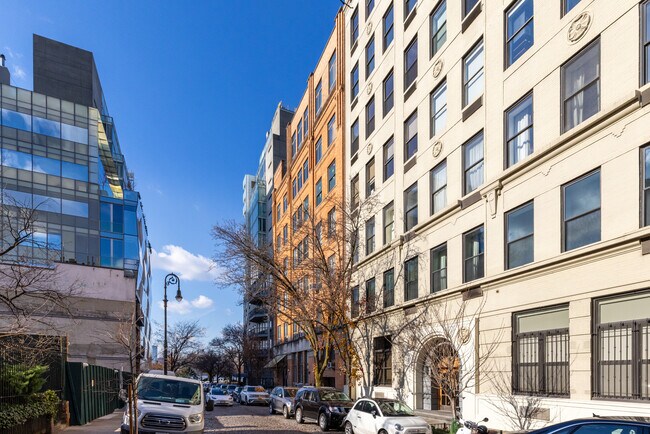 165 Perry St in New York, NY - Building Photo - Building Photo