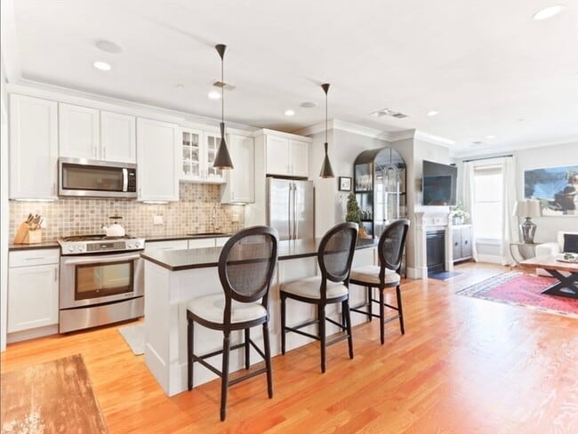 property at 525 E 7th St