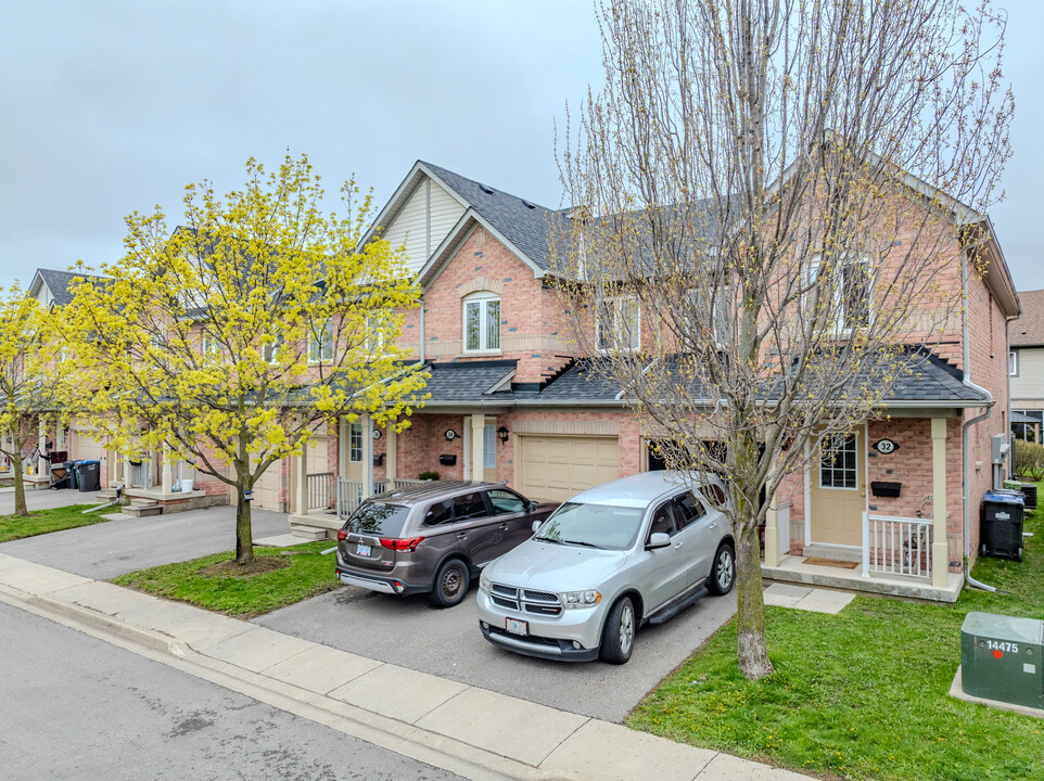 1 Fairglen Av in Brampton, ON - Building Photo