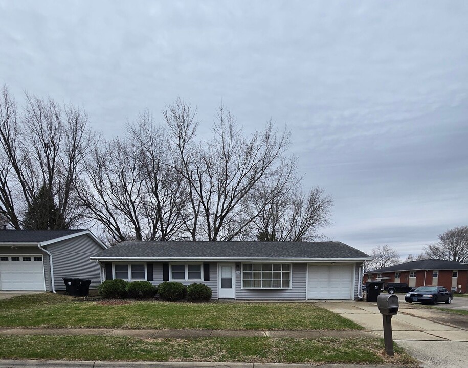 1701 Johnson Dr in Normal, IL - Foto de edificio