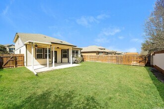 7906 Mahala Bluff in San Antonio, TX - Foto de edificio - Building Photo