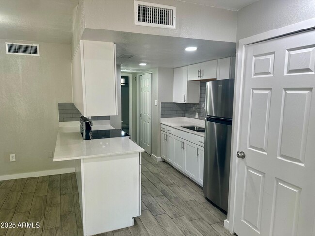 16801 N 26th St in Phoenix, AZ - Building Photo - Building Photo