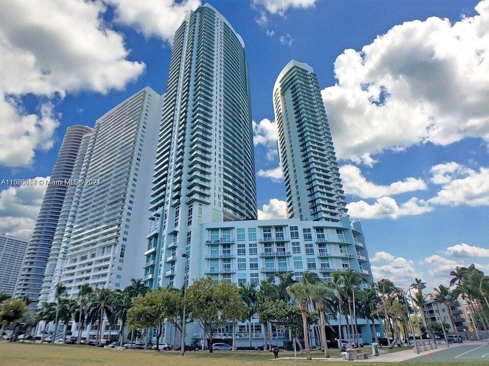 1900 N Bayshore Dr, Unit 2305 in Miami, FL - Foto de edificio