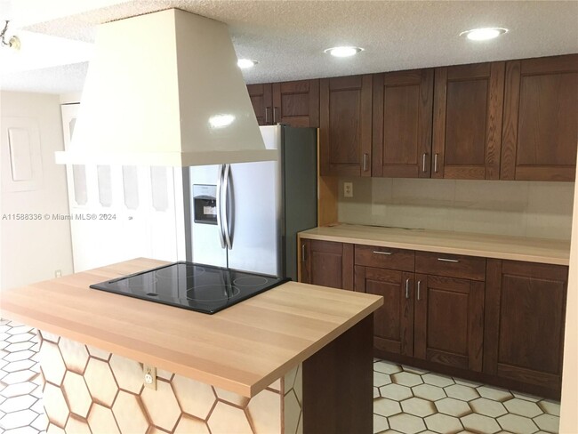 2210 NE 7th St in Hallandale Beach, FL - Building Photo - Building Photo
