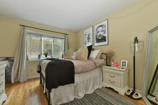 335 W 4th St, Unit 335 in Boston, MA - Foto de edificio - Building Photo