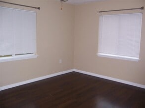 40 E 10th St in St. Cloud, FL - Foto de edificio - Building Photo