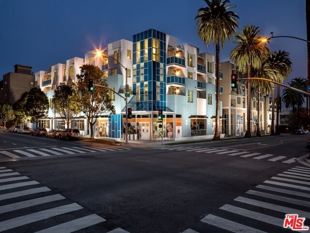 1317 7th St-Unit -B407 in Santa Monica, CA - Foto de edificio - Building Photo