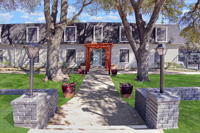 The Ridgmar Oaks Apartments in Fort Worth, TX - Building Photo - Building Photo