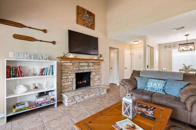 1029 Parkview Dr in Canyon Lake, TX - Foto de edificio - Building Photo