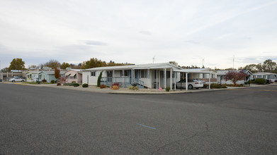 Uptown Court in Sunnyside, WA - Foto de edificio - Building Photo