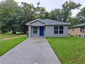 2137 SW Fort King St in Ocala, FL - Building Photo