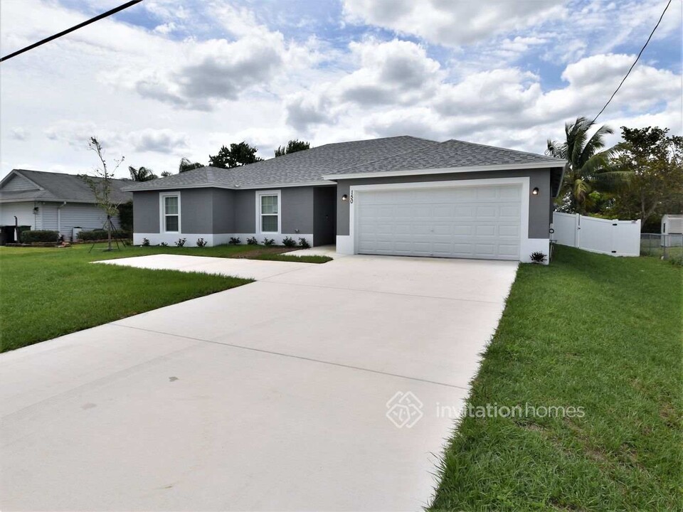 150 SW Oakridge Dr in Port St. Lucie, FL - Building Photo