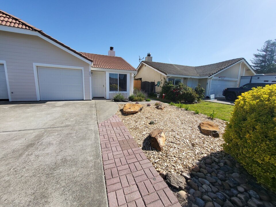 207 Stokes Ct in Petaluma, CA - Building Photo