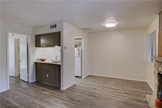 9079 Jollyville Rd in Austin, TX - Foto de edificio - Building Photo