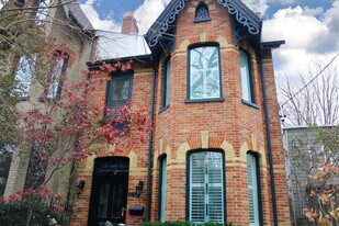 445 Ontario St in Toronto, ON - Building Photo