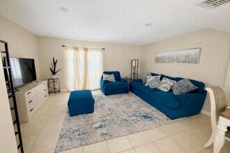 10053 Lake Oak Cir in Tampa, FL - Foto de edificio - Building Photo