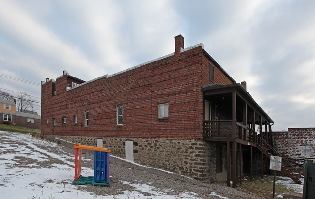 422 Park St in Clairton, PA - Foto de edificio - Building Photo