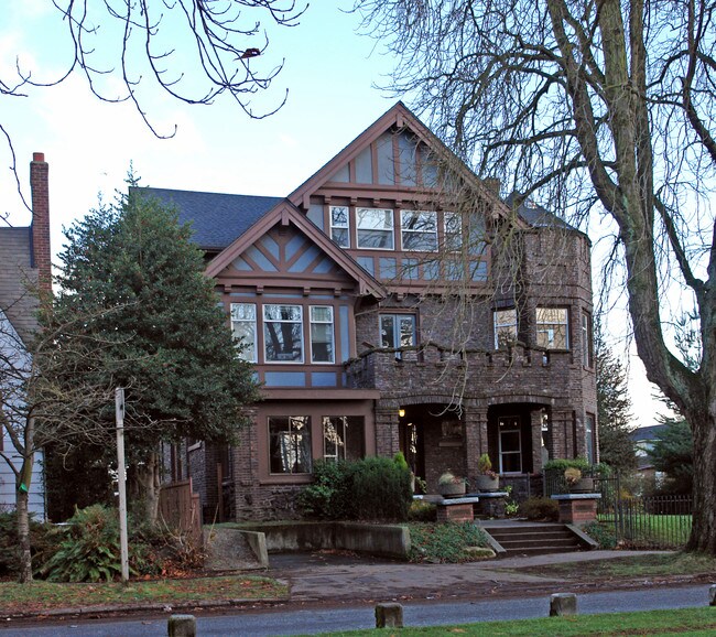 5004 17th Ave NE in Seattle, WA - Foto de edificio - Building Photo