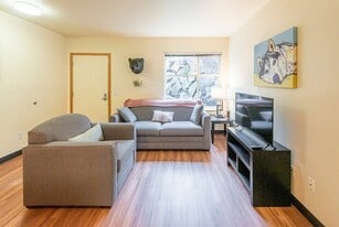 Radford Court in Seattle, WA - Building Photo