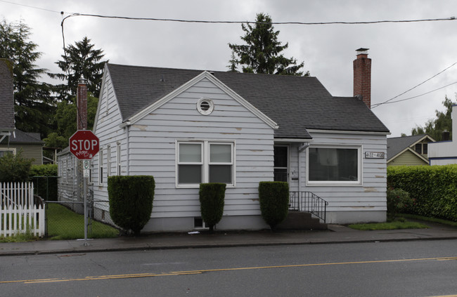 4122-4130 SE Hawthorne Blvd in Portland, OR - Building Photo - Building Photo