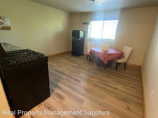 323 Maroon Ct photo'