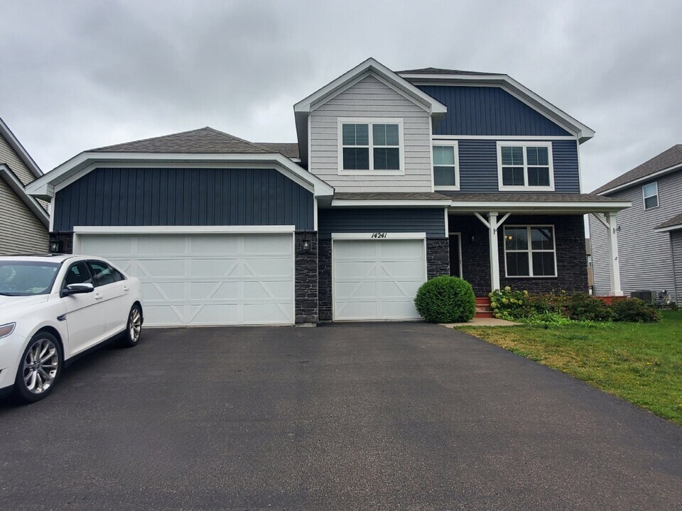 14241 Evergreen Ave N in Hugo, MN - Building Photo